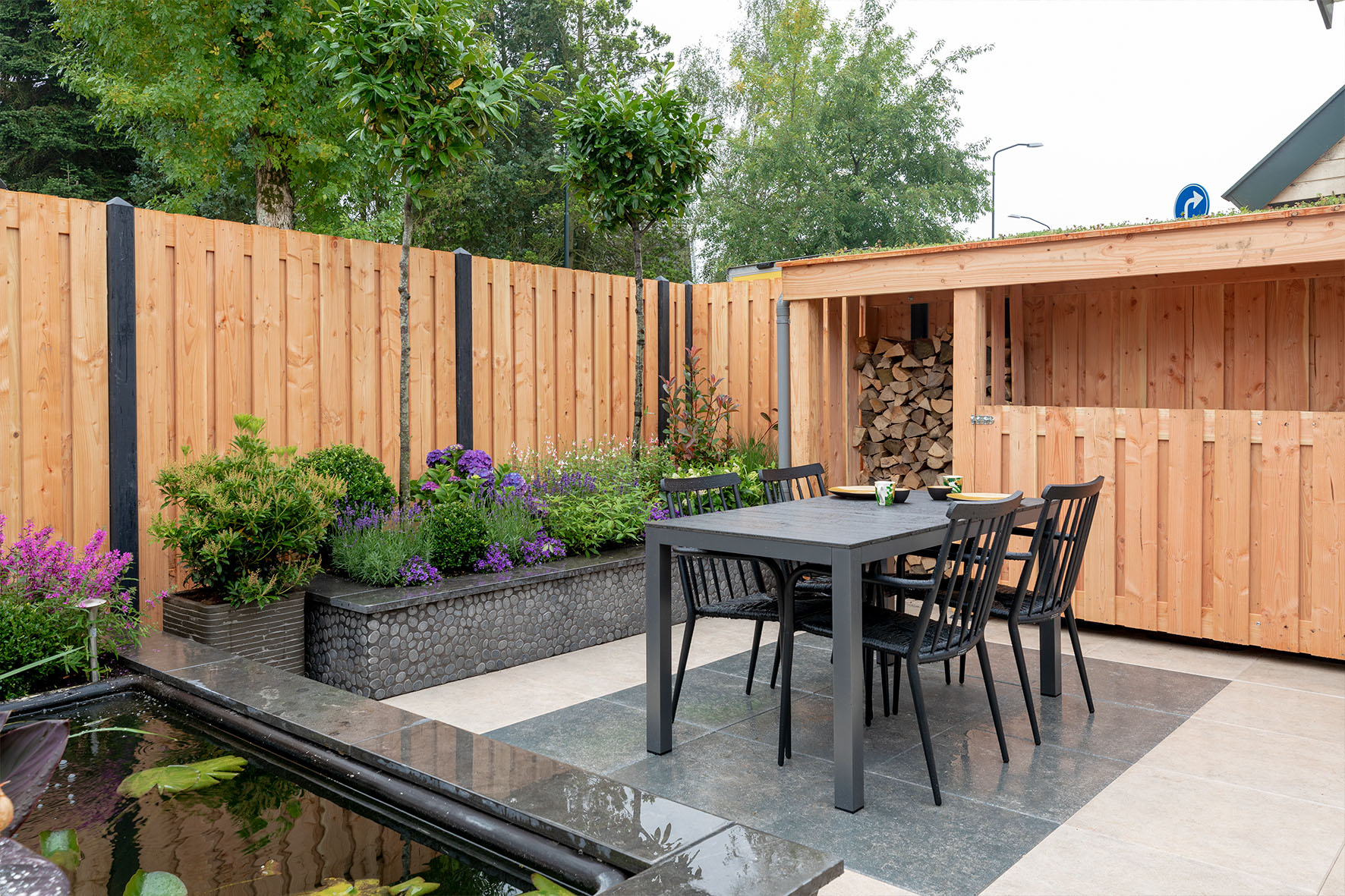 Gardenlux en De Grote Tuinverbouwing: de gebruikte materialen in deze warme en sfeervolle vijvertuin Gardenlux en De Grote Tuinverbouwing: de gebruikte materialen in deze warme en sfeervolle vijvertuin