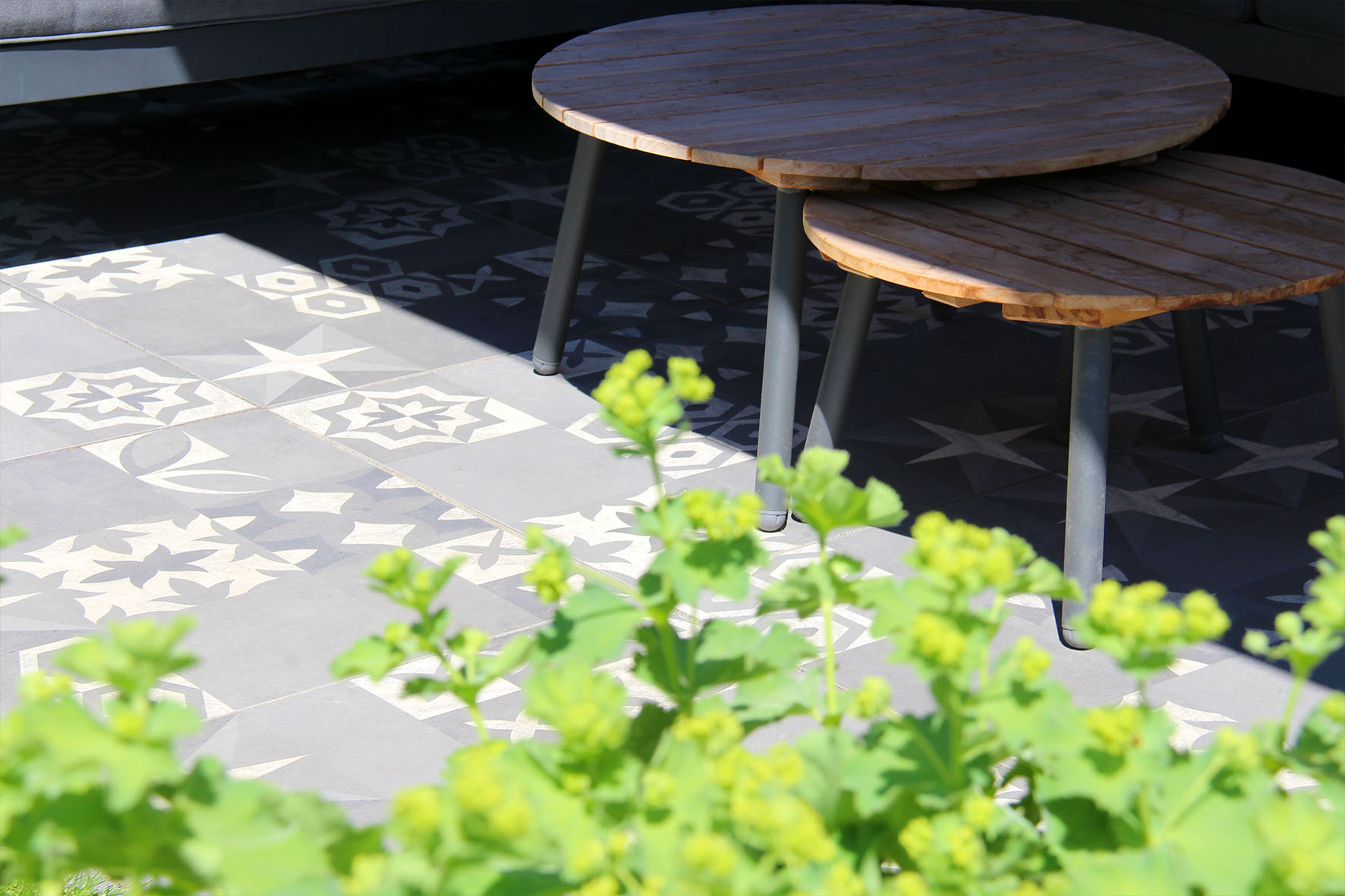 Een gezinstuin in Vleuten met keramische tegels en gepotdekseld rabat schermen - Cera3Line Lux & Dutch Seattle Decor Een gezinstuin in Vleuten met keramische tegels en gepotdekseld rabat schermen - Cera3Line Lux & Dutch Seattle Decor