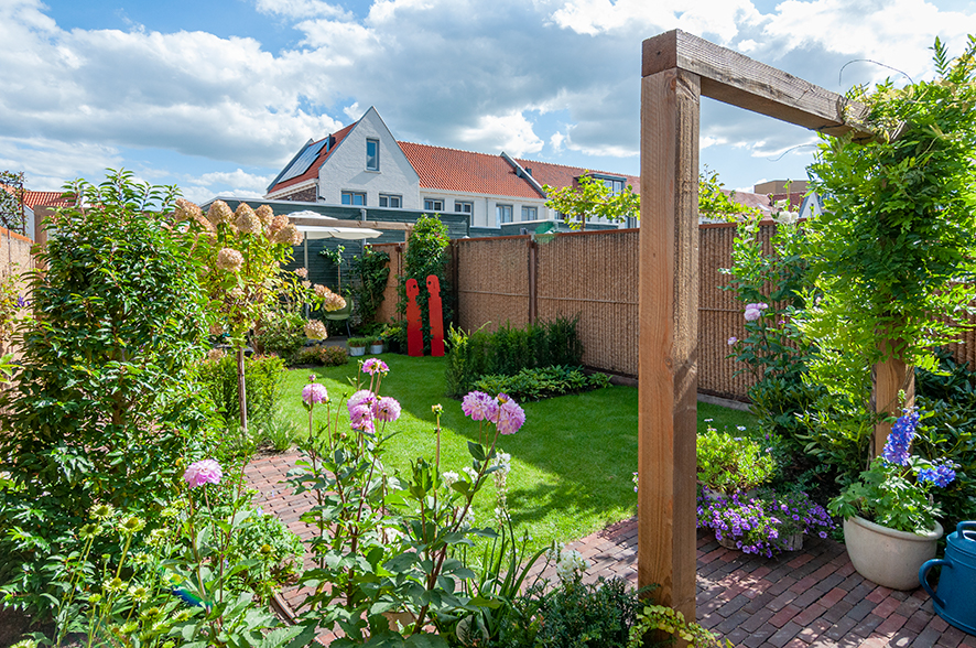Uitgelicht - Een klassieke tuin met kunstzinnige elementen Uitgelicht - Een klassieke tuin met kunstzinnige elementen